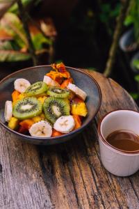博卡斯德尔托罗Palmar Beach Lodge的桌上一碗水果和一碗糖浆