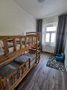 亚希莫夫Apartmány Cipriani的一间卧室设有两张双层床和一扇窗户。