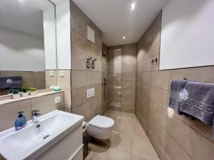耶拿Appartement House Jena的浴室配有白色水槽和卫生间。