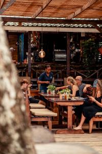 博卡斯德尔托罗Palmar Beach Lodge的一群坐在餐厅桌子上的人