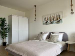 莫罗德哈布雷Blue Ocean Morro Jable的卧室配有一张白色的墙壁帆板床。