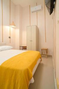 圣多明各Hostal Mamamambo的卧室配有黄色毯子,位于床上