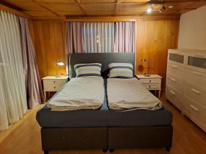 DanisHaus Dani Danis的一间卧室配有一张带两个枕头的床