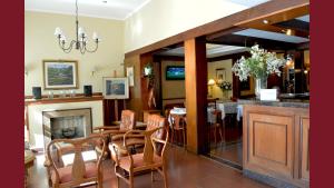 科尔多瓦科尔多瓦尤兰达酒店的一间带桌椅和壁炉的用餐室