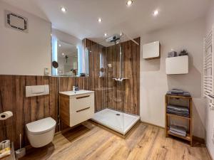 耶拿3-Raum City-Appartement Jena的带淋浴、卫生间和盥洗盆的浴室