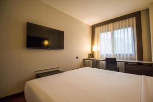 巴塞罗那贝拉玛丽酒店的配有一张床和一台平面电视的酒店客房