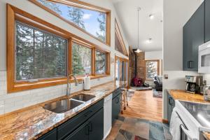 DumontMill Creek Cabin - Dumont的带水槽的厨房和2扇窗户
