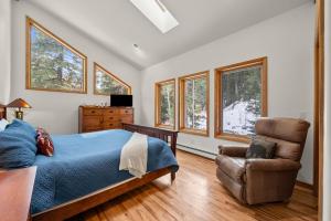DumontMill Creek Cabin - Dumont的一间卧室配有一张床、一把椅子和窗户。