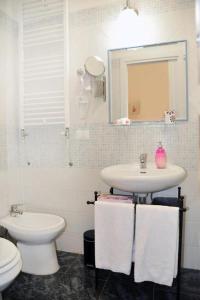 罗马罗坎达阿尔维米纳尔旅馆的白色的浴室设有水槽和卫生间。