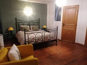 库万La Libellule的一间卧室配有一张床和一个沙发