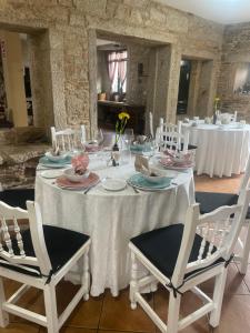 Vimianzo卡特拉度假屋的一张桌子、一张白色的桌布和两把椅子