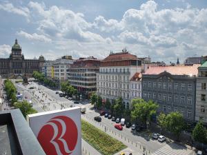 布拉格华美达布拉格市中心酒店的享有街道和汽车及建筑的景色