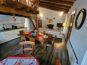 阿拉霍瓦Orino Livadi Mount Villa IV的厨房以及带桌椅的用餐室。
