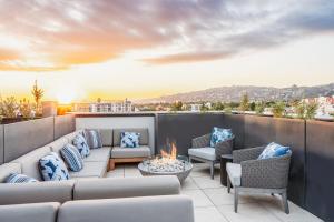 洛杉矶Level Hollywood的一个带沙发和火坑的屋顶露台