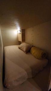 伦敦Komo Pod Hotel的卧室配有一张墙壁上灯床。