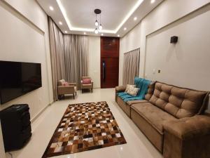 巴纳内拉斯Chalé de campo em condomínio fechado的客厅配有沙发和格子地毯