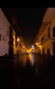 查查波亚斯TintayaHotel的一条空荡荡的街道,晚上有人沿着街道走