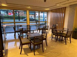 杰迪代Oceana Mazagan Suites Hotel的餐厅设有桌椅和窗户。