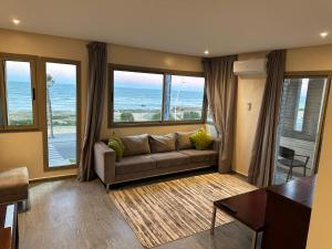 杰迪代Oceana Mazagan Suites Hotel的带沙发的客厅,享有海景