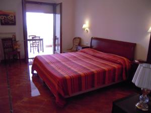 维耶斯泰Residence Hotel Torresilvana的一间卧室配有一张带红色条纹毯子的床