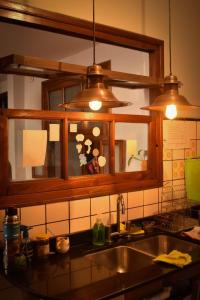 萨尔塔Casabunda Multiespacio - Habitación privada的厨房柜台设有水槽和镜子