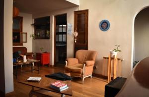 萨尔塔Casabunda Multiespacio - Habitación privada的客厅配有椅子和桌子