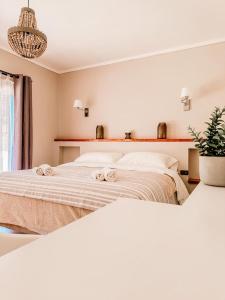 瓦斯科Hotel La Casona del Desierto的一间卧室配有两张带毛巾的床