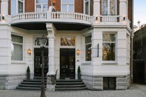阿姆斯特丹Sonder Park House的白色的房子,设有黑色的门和阳台