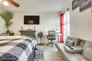 德纳姆斯普林斯Spacious Family-Friendly Home in Denham Springs!的一间卧室配有一张床和一张书桌