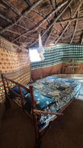 KachiouaneCampement Kaymba Lodge的一张位于带窗户的房间的床