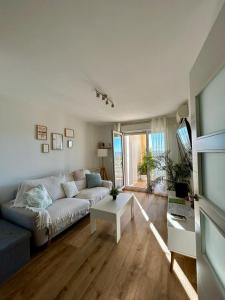 贝尼卡西姆Apartamento Benicàssim Sunset Calm&Views的客厅配有沙发和桌子