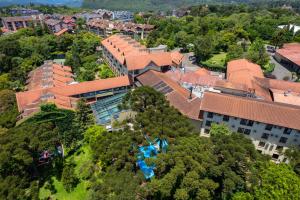格拉玛多Hotel Serrano Gramado - Apto Particular 452的享有校园建筑和树木的空中景色