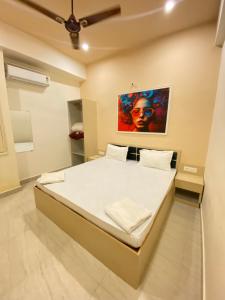 瓦拉纳西Golden Lotus Varanasi的一间卧室配有一张壁画床