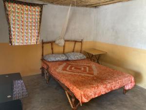 KachiouaneCampement Kaymba Lodge的卧室配有一张床