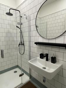 皮塞克Art Nouveau apartment with garden in Pisek的白色的浴室设有水槽和镜子