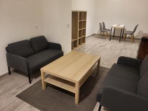 布达佩斯市中心留宿公寓的客厅配有两张沙发和一张咖啡桌