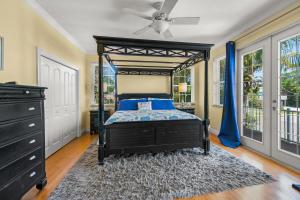 霍姆斯海滩Mango Breeze的一间卧室配有一张床和吊扇