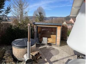 Saint-Étienne-lès-RemiremontL'ANNEXE的后院设有热水浴池和桑拿浴室