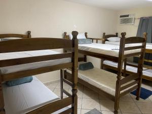 圣保罗Garden Hostel - Santana的客房内的一组双层床