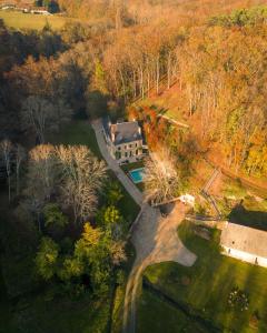 朗热Domaine du Val Sauvage的享有带游泳池的房屋的空中景致
