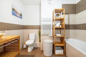 芒通Intercontinental Superbe appartement avec piscine的浴室配有卫生间、盥洗盆和浴缸。