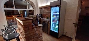 弗尔赫拉比可贝尔旅馆的酒吧配有装满饮品的冰箱