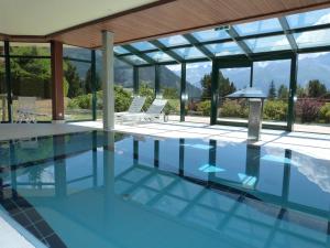 韦尔比耶蒙彼利埃酒店的享有房屋景致的游泳池