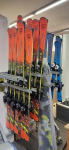 弗尔赫拉比可贝尔旅馆的墙上一排滑雪板和滑雪板
