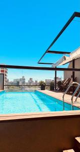 布宜诺斯艾利斯AQ Tailored Suites的大楼顶部的大型游泳池