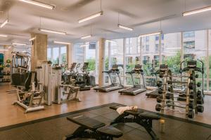 波士顿Sonder at Pierce Boston的健身房设有许多跑步机和椭圆机