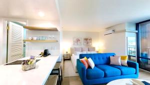 檀香山S&N Lux Suite-Free Parking-King Bed-Kitchen-WiFi的客厅里设有蓝色沙发
