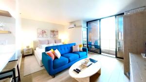 檀香山S&N Lux Suite-Free Parking-King Bed-Kitchen-WiFi的客厅配有蓝色的沙发和桌子