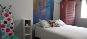 Casa Pico Bonito的一间卧室配有一张带蝴蝶窗帘的床