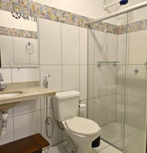 库穆鲁沙蒂巴Villa Mar a Vista - Suite Alamanda的一间带卫生间和玻璃淋浴间的浴室